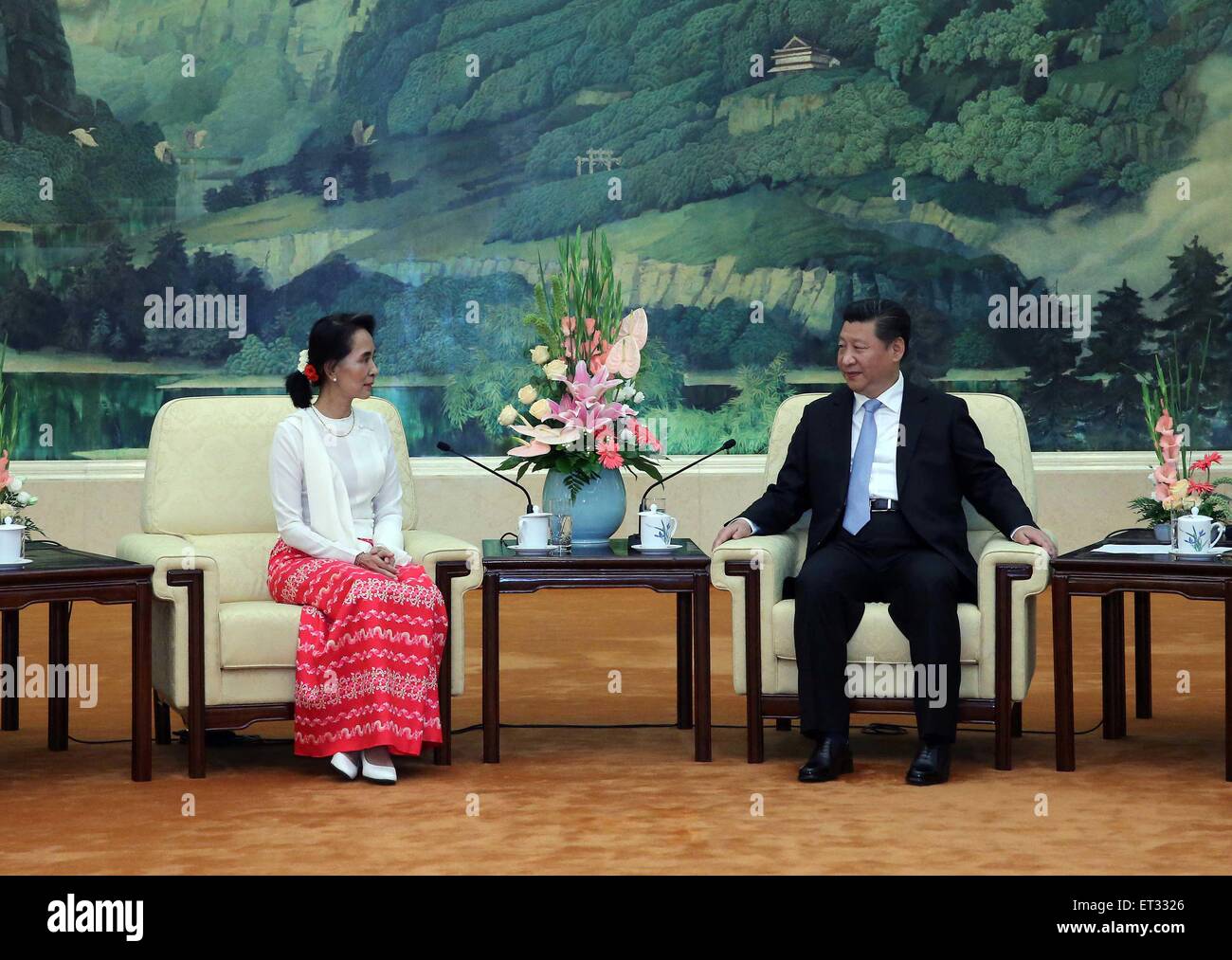 Pechino, Cina. 11 Giugno, 2015. Il presidente cinese Xi Jinping (R) un incontro con una delegazione del Myanmar la Lega nazionale per la democrazia (NLD), presieduta da sedia NLD Aung San Suu Kyi, presso la Grande Sala del Popolo di Pechino, Cina, 11 giugno 2015. Credito: Liu Weibing/Xinhua/Alamy Live News Foto Stock