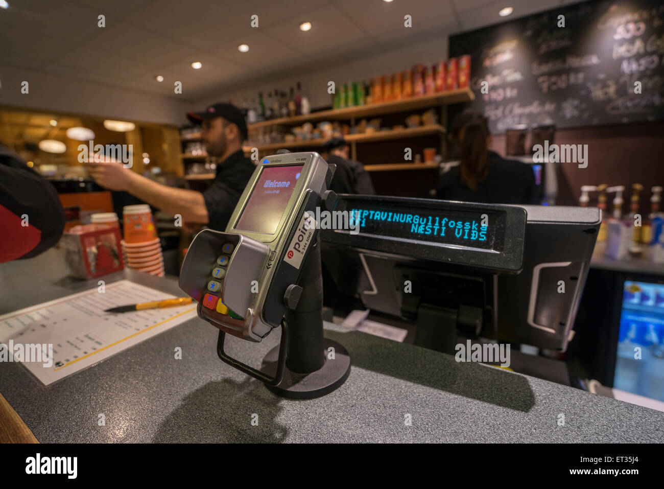 Lettore di carte di credito in piccolo cafe, Islanda Foto Stock