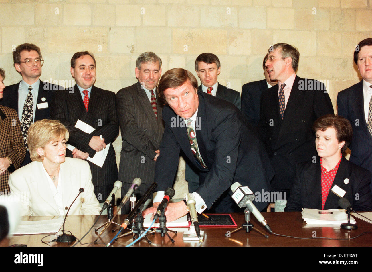 MPs, compresi SNP Alex Salmond, che supportano divieto di armi da fuoco dopo il massacro di Dunblane con team di forze di polizia e i bambini i genitori di un appello a favore di un divieto completo. 12 novembre 1996. Foto Stock