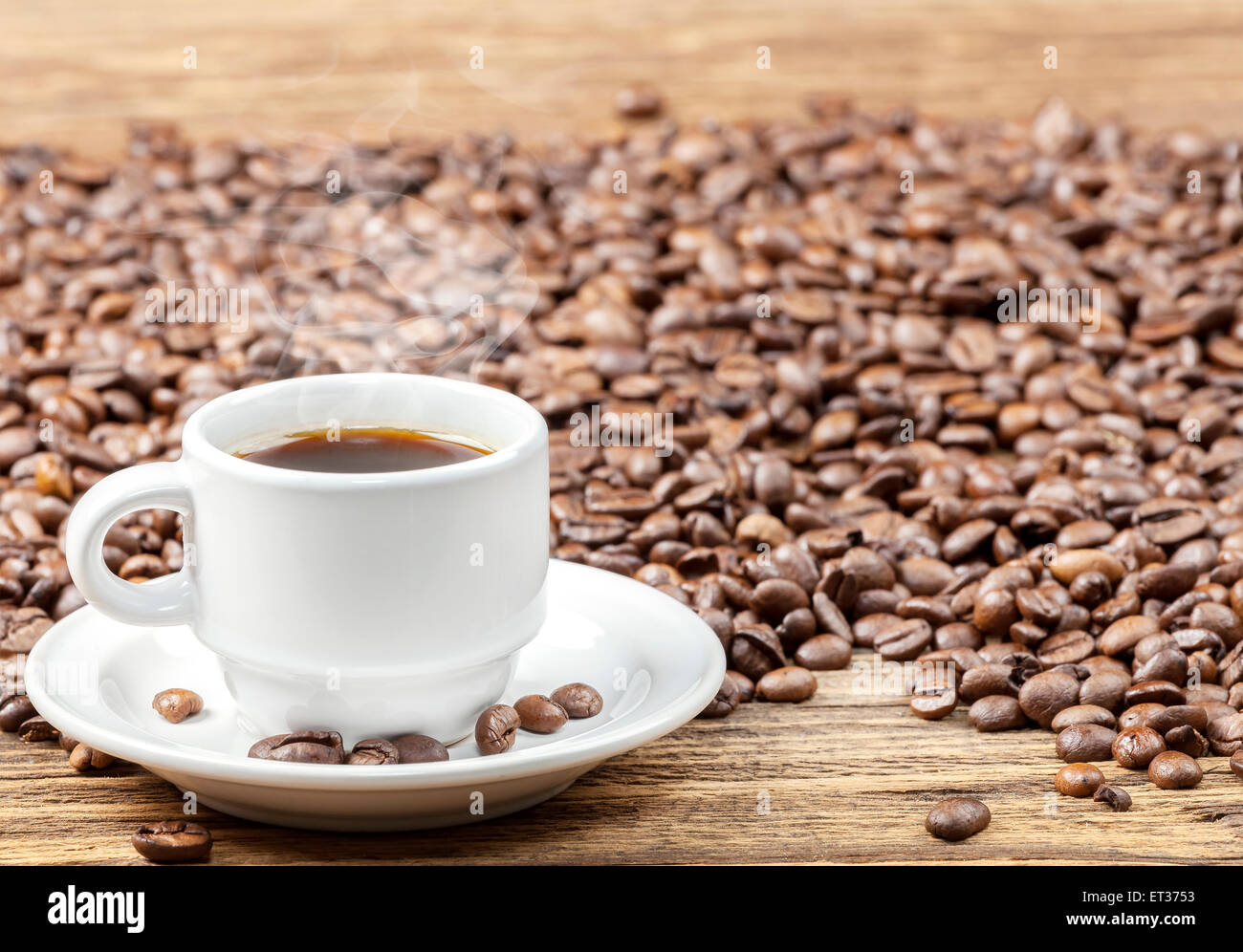 Tazza di nero caffè caldo sul tavolo di legno, la profondità di campo. Foto Stock