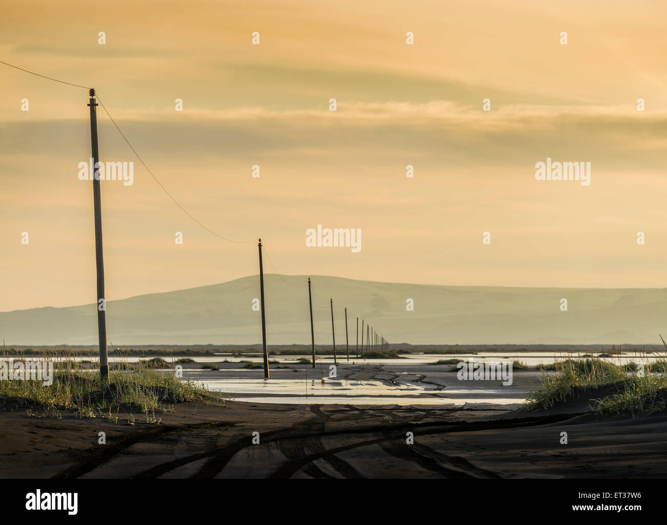 Linee di alimentazione elettrica, tramonto, Skaftaros, Islanda Foto Stock