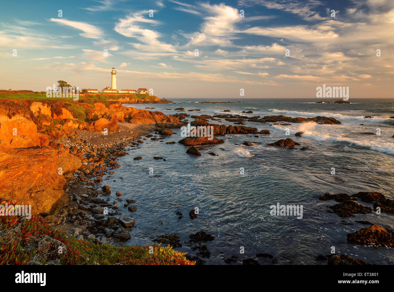 Pigeon Pight Lighthouse vicino oceano al tramonto, California, Stati Uniti d'America. Foto Stock