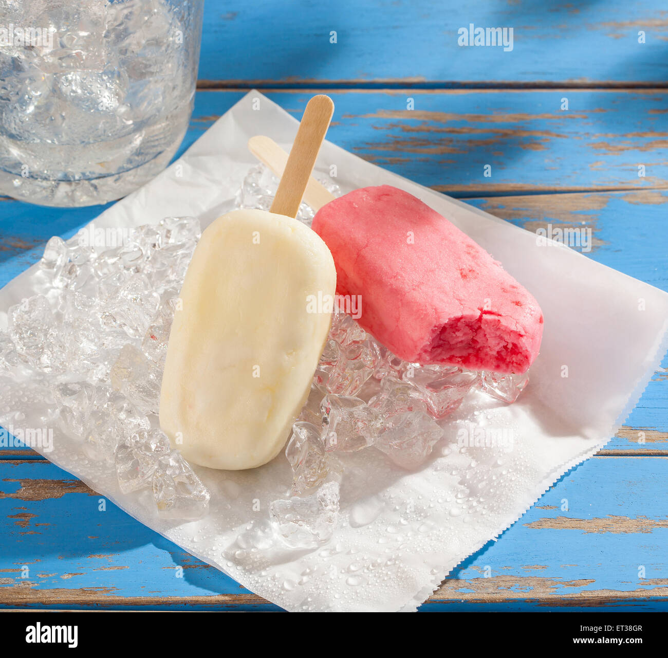 Due gelati pop su una tabella di estate Foto Stock