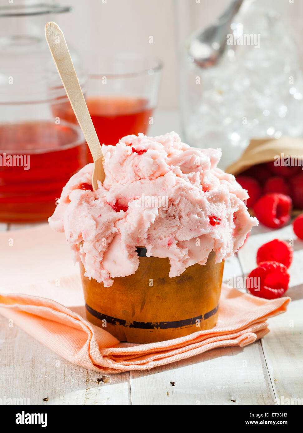 La casa con gelato al lampone su un soleggiato estate tabella. Foto Stock