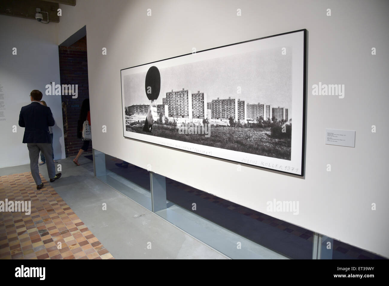 Mosca, Russia. Decimo Giugno, 2015. Il Bratislava-nato artista concettuale Julius Koller è rappresentato con il Ping Pong un monumento di 1971 in una foto mostra presso il museo di arte Garage, il museo di arte moderna, a Mosca, in Russia, 10 giugno 2015. Garage - il più grande museo nazionale di arte contemporanea - portato nel suo nuovo museo a Mosca Gorki Park durante momenti difficili nella politica culturale. Foto: Ulf MAUDER/dpa/Alamy Live News Foto Stock