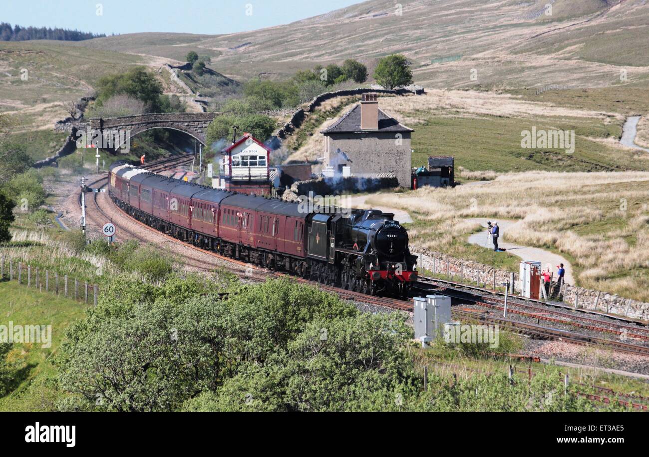 Fellsman treno a vapore sul famoso arrivino a Carlisle linea ferroviaria Passante Blea Moor casella segnale in North Yorkshire, Inghilterra Foto Stock