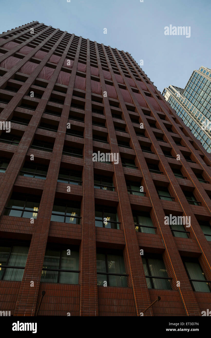 Una vista di Tokio Marine Holdings headquarters building nel centro cittadino di Tokyo del 11 giugno 2015, Tokyo, Giappone. Tokio Marine Holdings Inc. quote rosa il giovedì dopo gli analisti ha detto che l'acquisizione dell'HCC Insurance Holdings Inc. sarà positivo per la società giapponese. Le quote sono saliti quanto 2,4 percento in un punto del giorno un giorno dopo hanno annunciato i $7.5 miliardi di acquisizione di noi una società di assicurazioni, HCC Insurance Holdings Inc. in quello che è il più grande acquisizione d'oltremare da un assicuratore giapponese. © Rodrigo Reyes Marin/AFLO/Alamy Live News Foto Stock