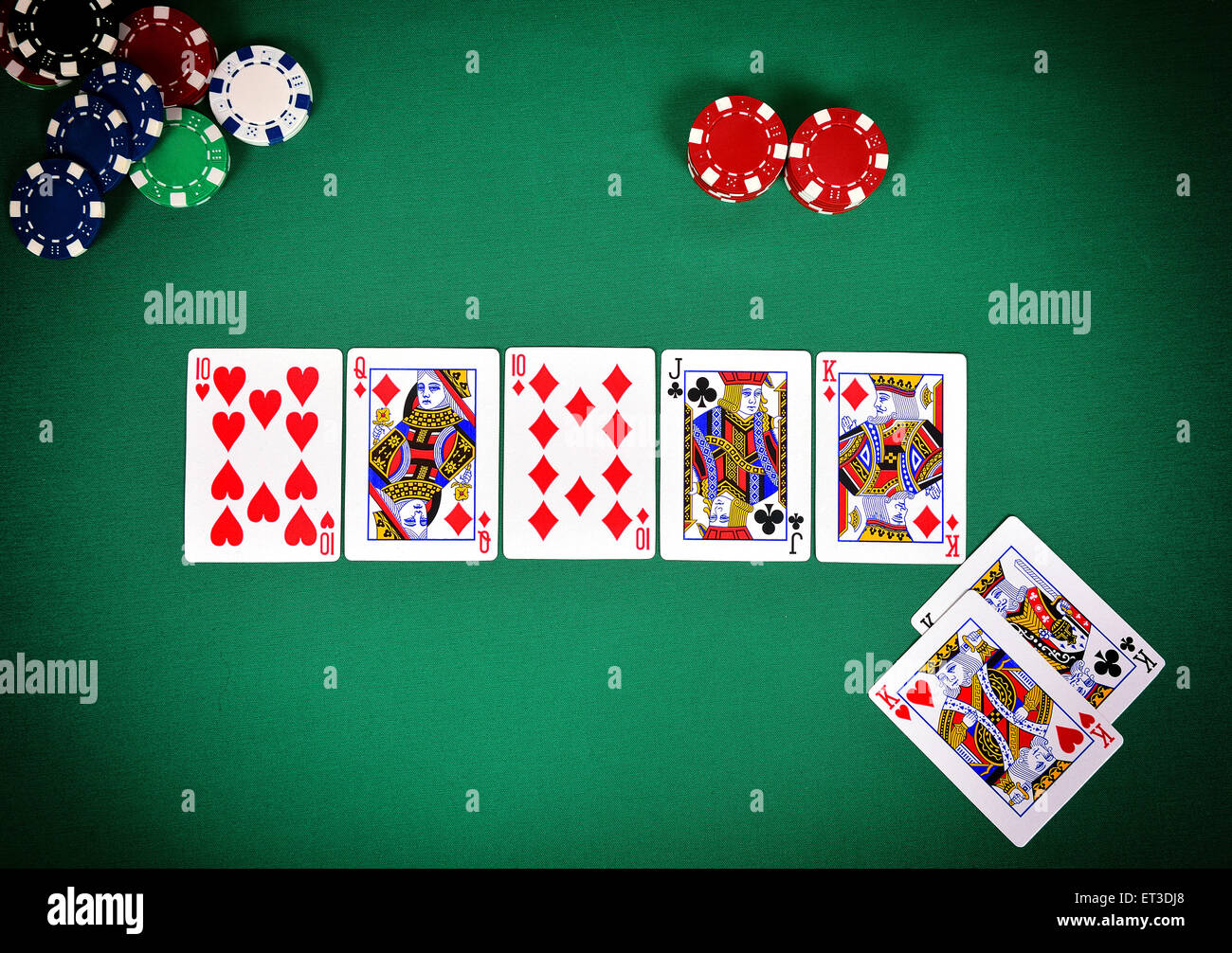 Chip e carte sul tavolo verde, poker concetto di gioco Foto Stock