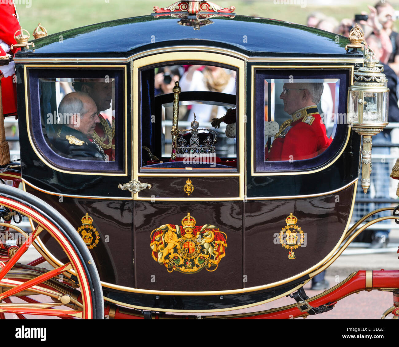 Apertura della condizione del Parlamento il 27/05/2015 a Buckingham Palace di Londra. Stato Imperial Crown trasportato al parlamento. Foto di Julie Edwards Foto Stock