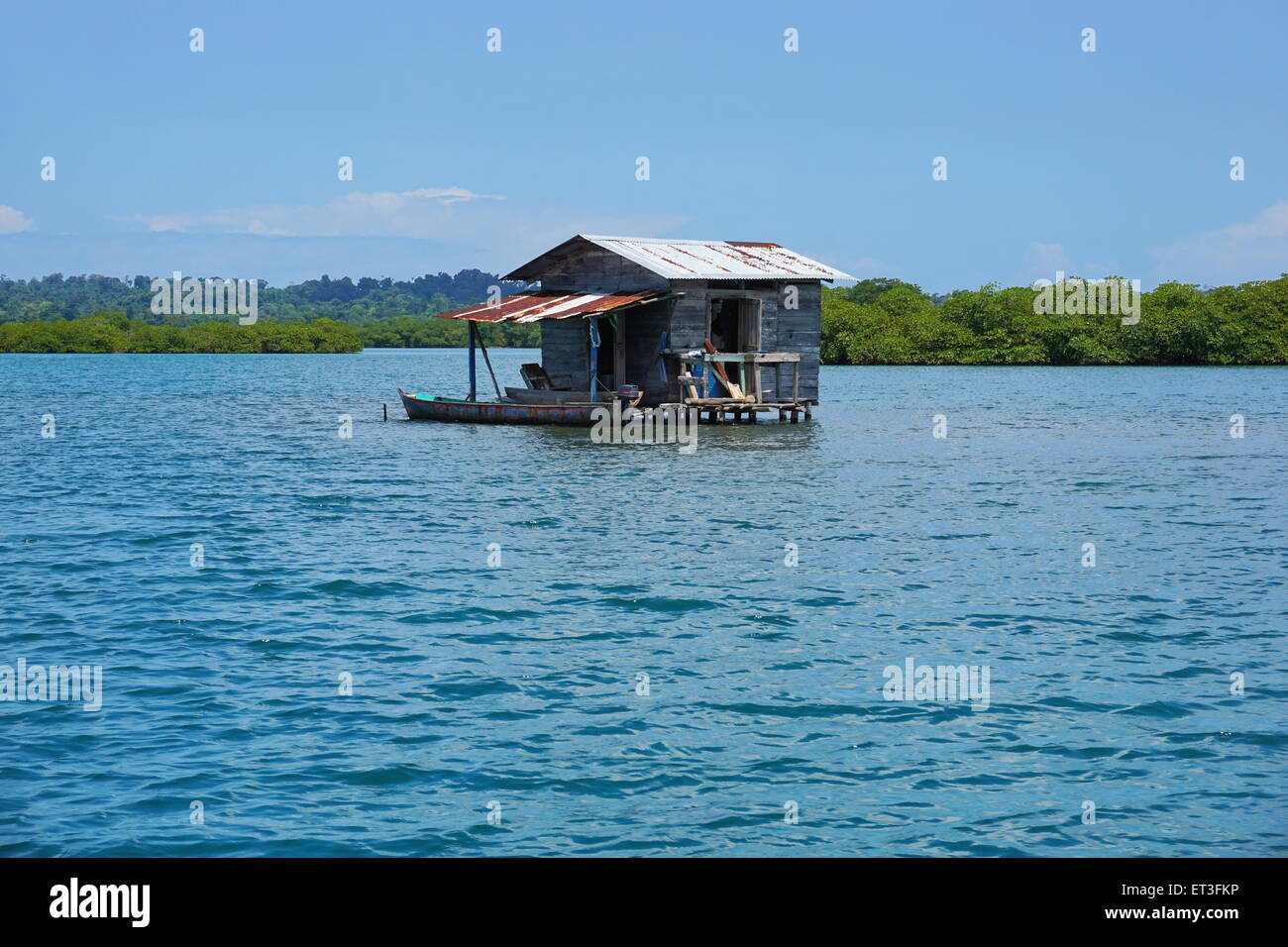 Appartata capanna rustica su palafitte sopra l'acqua nell'arcipelago di Bocas del Toro, Panama America Centrale Foto Stock