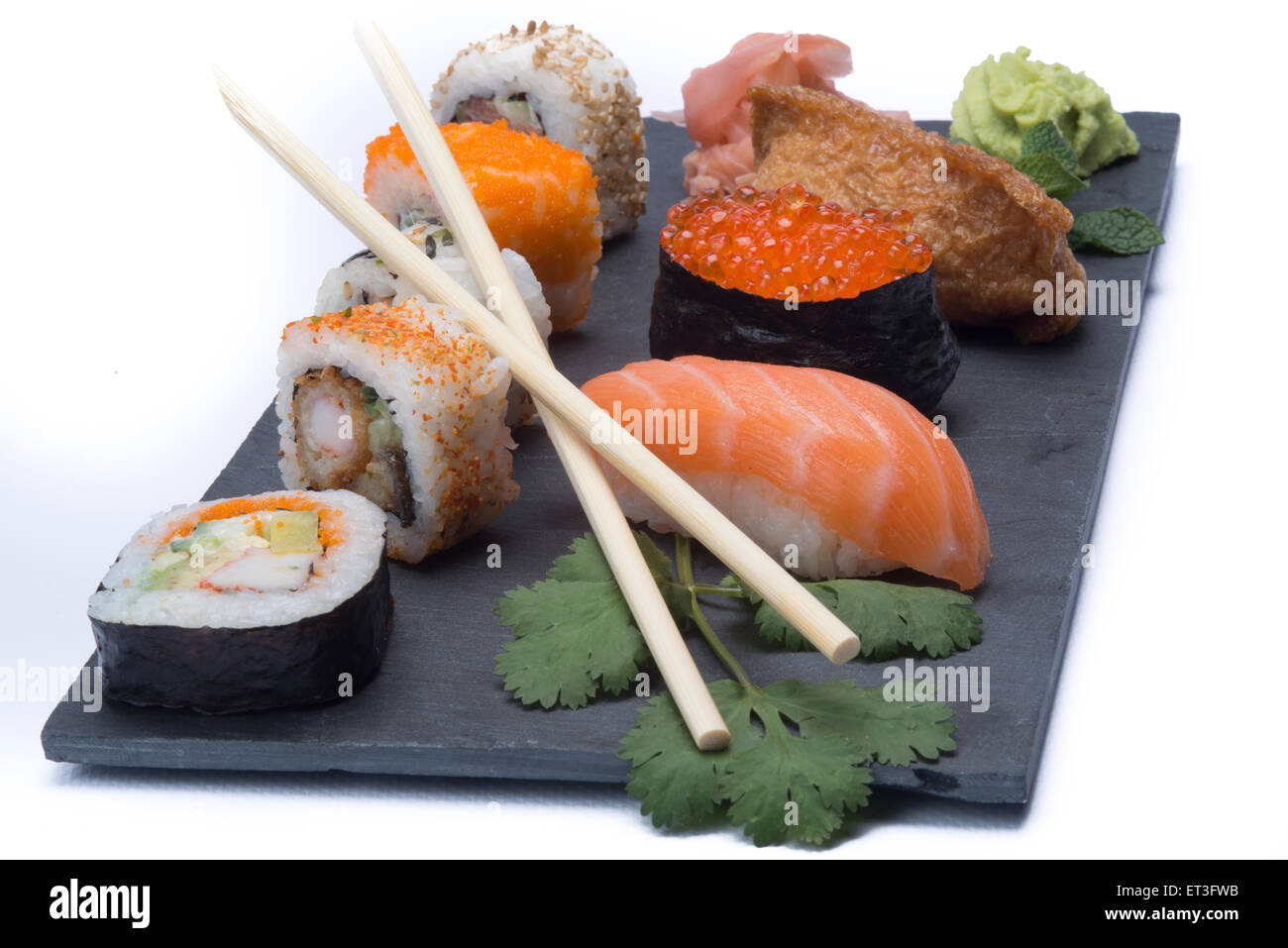 Assortimento sushi isolati su sfondo bianco Foto Stock