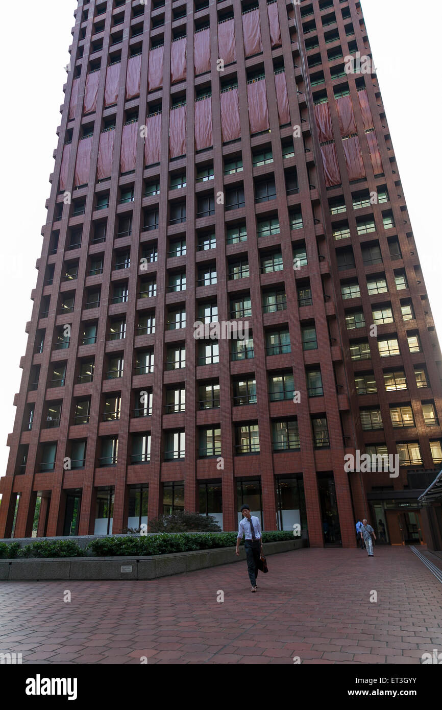 La gente a piedi al di fuori del Tokio Marine Holdings headquarters building nel centro cittadino di Tokyo del 11 giugno 2015, Tokyo, Giappone. Tokio Marine Holdings Inc. quote rosa il giovedì dopo gli analisti ha detto che l'acquisizione dell'HCC Insurance Holdings Inc. sarà positivo per la società giapponese. Le quote sono saliti quanto 2,4 percento in un punto del giorno un giorno dopo hanno annunciato i $7.5 miliardi di acquisizione di noi una società di assicurazioni, HCC Insurance Holdings Inc. in quello che è il più grande acquisizione d'oltremare da un assicuratore giapponese. © Rodrigo Reyes Marin/AFLO/Alamy Live News Foto Stock