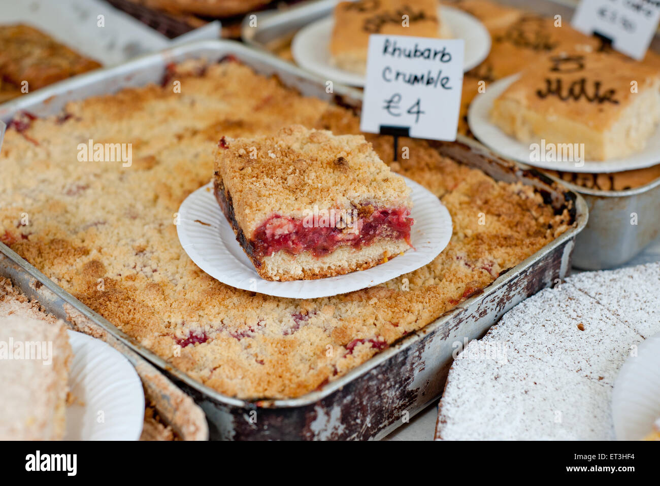 Freschi Fatti in casa crumble Torta al rabarbaro al mercato locale Foto Stock
