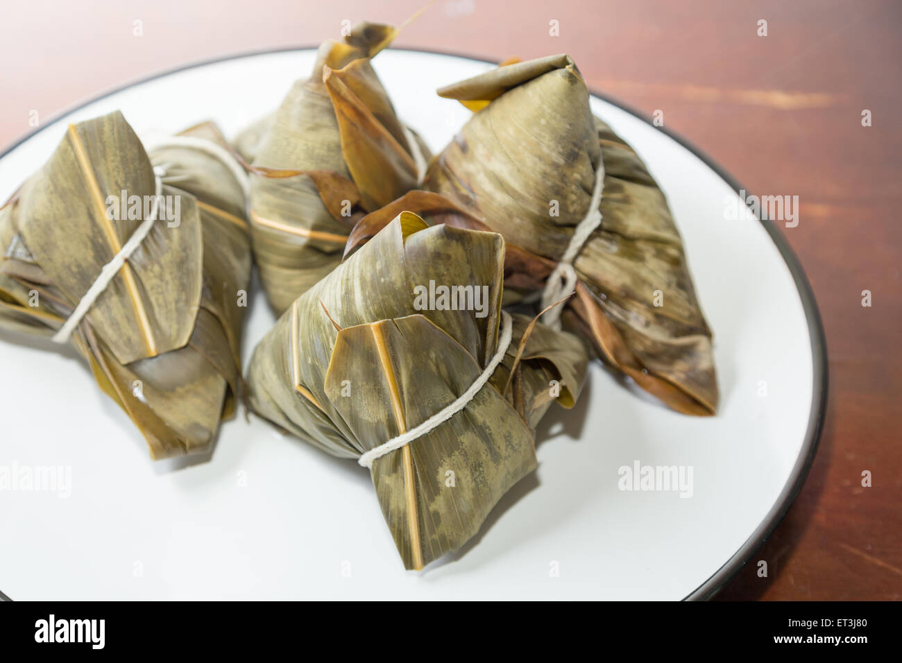 Zongzi in una piastra. Zhongzi è un cinese tradizionale cibo consumato durante il Dragon Boat Festival Foto Stock