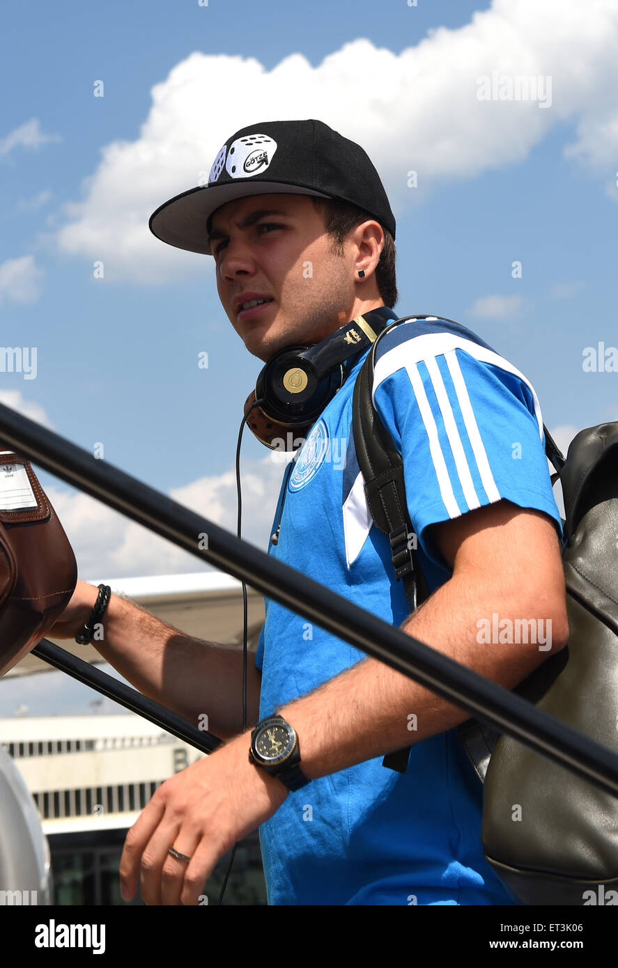 Colonia, Germania. 11 Giugno, 2015. German National Soccer team player Mario Goetze commissioni un piano a Colonia, Germania, 11 giugno 2015. La Germania dovrà affrontare la Gibilterra nell'UEFA EURO 2016 qualifica partita di calcio il 13 giugno 2015 a Faro, Portogallo. Foto: ARNE DEDERT/dpa/Alamy Live News Foto Stock