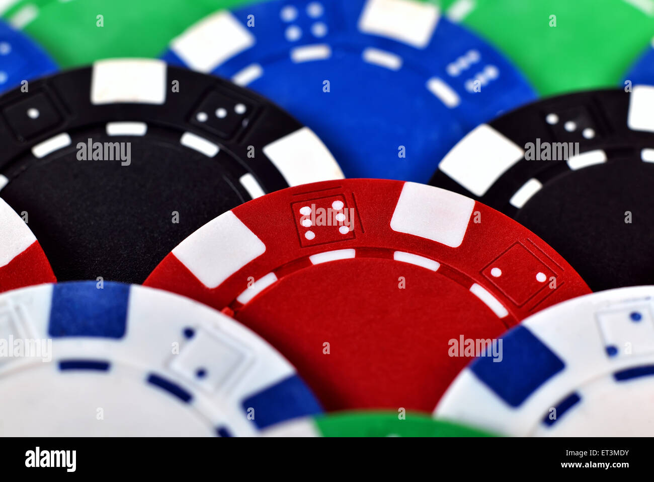Molti colori chips poker sfondo, close up Foto Stock