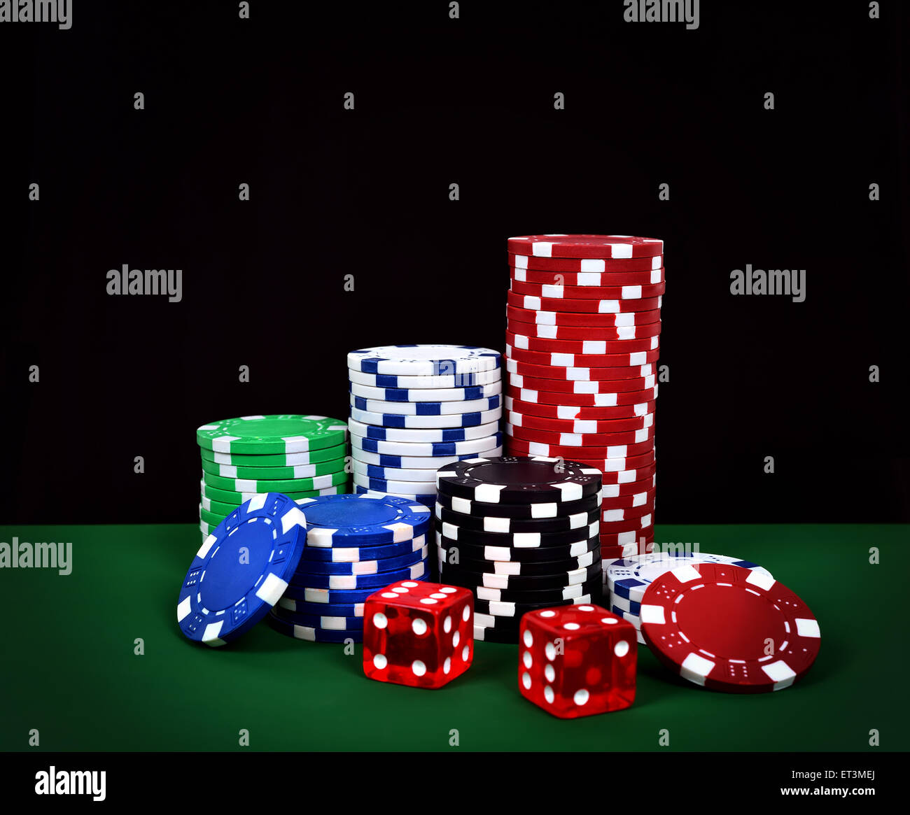 Pile di poker chips nel tavolo verde Foto Stock