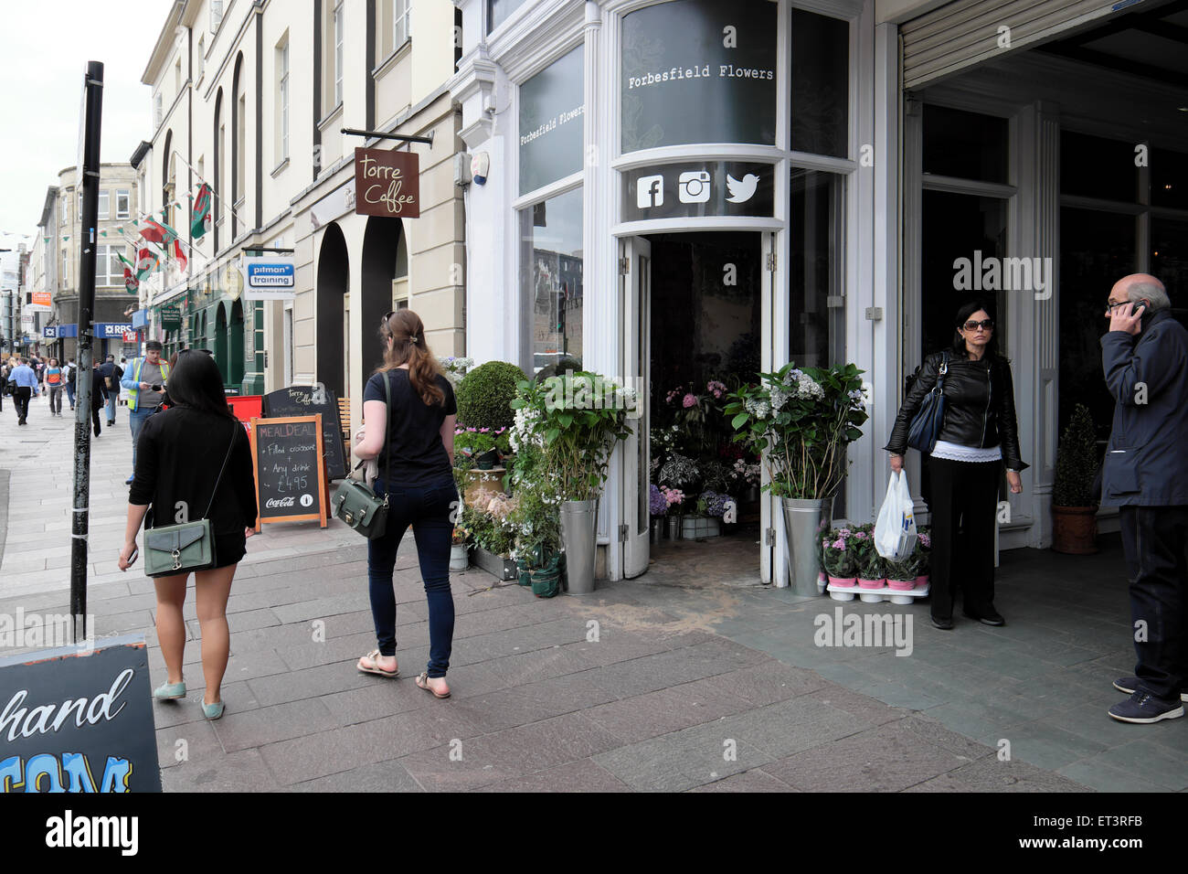 La gente camminare passato Forbesfield fiori fioraio su Castle Street dalla galleria del castello di Cardiff Wales UK KATHY DEWITT Foto Stock