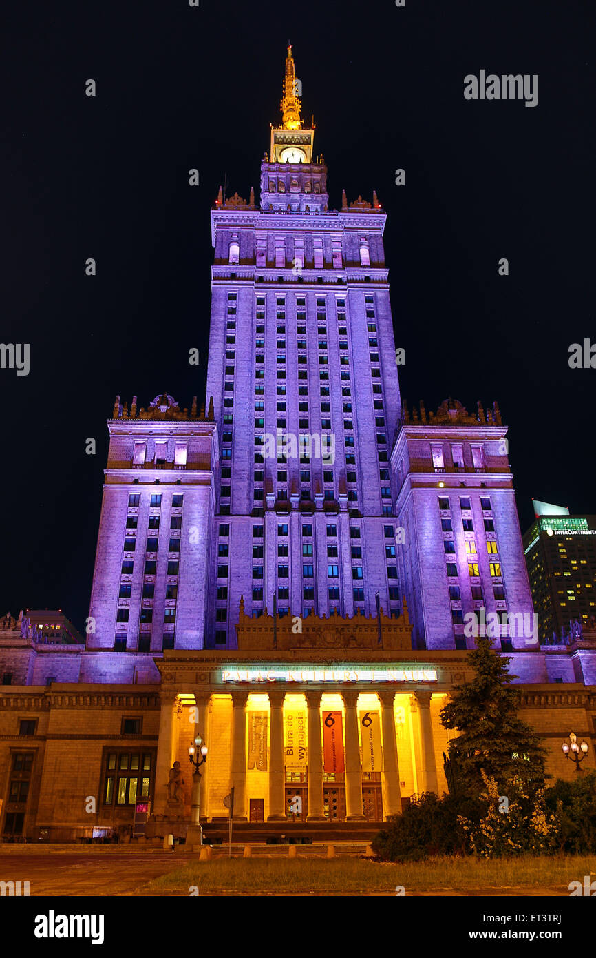 Palazzo della Cultura e della scienza di notte a Varsavia, Polonia - Esempio di architettura stalinista Foto Stock
