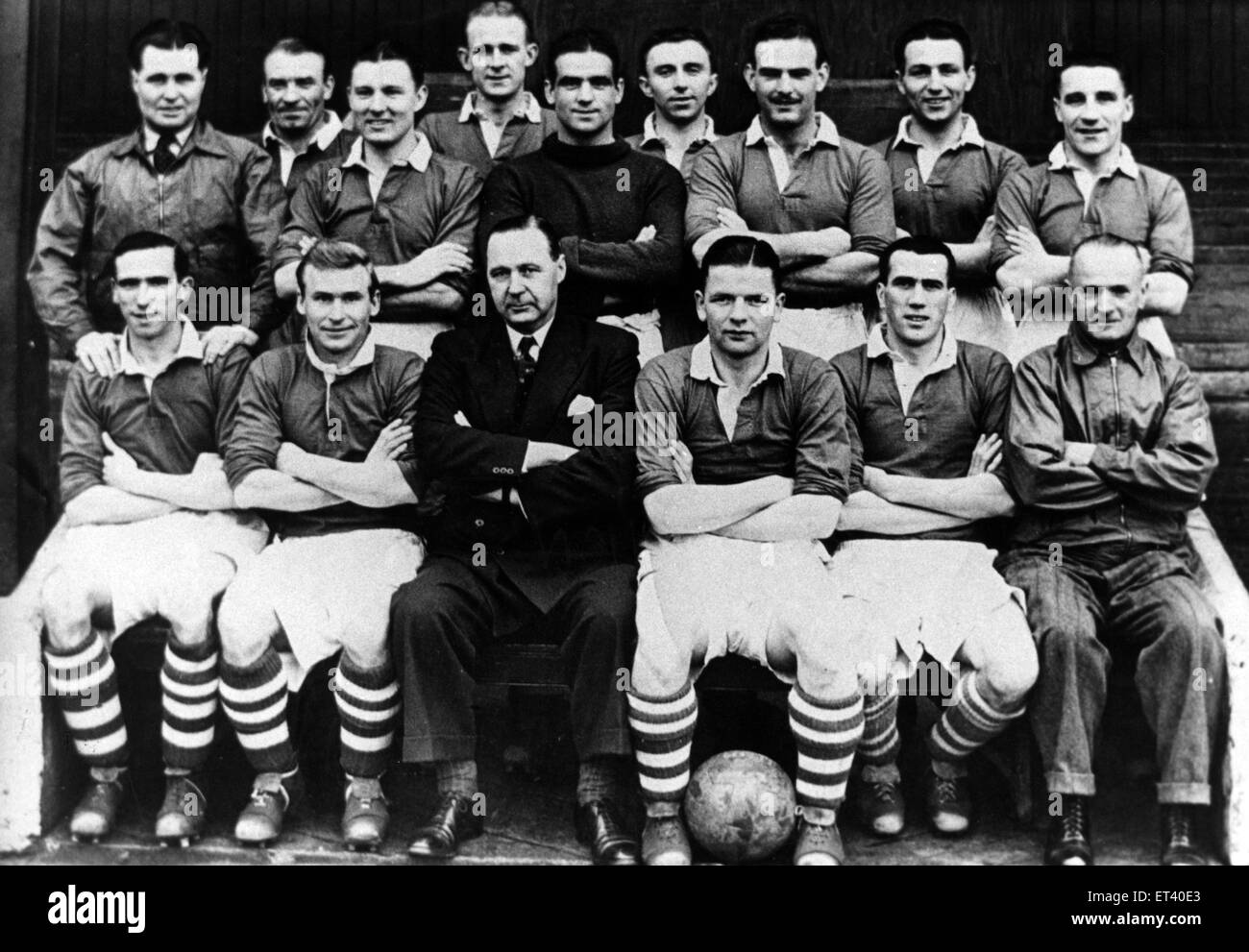 Middlesbrough F.C team group. Bancata posteriore, da sinistra a destra: Harold Stephenson, Tom Blenkinsopp, Harry Bell, Bill Whitaker, Rolando Ugolini, Ronnie Dicks, George Hardwick, Johnny Spuhler, Jimmy Gordon. Bancata anteriore: Bill Linacre, Wilf Mannion, David Jack (manager) Foto Stock