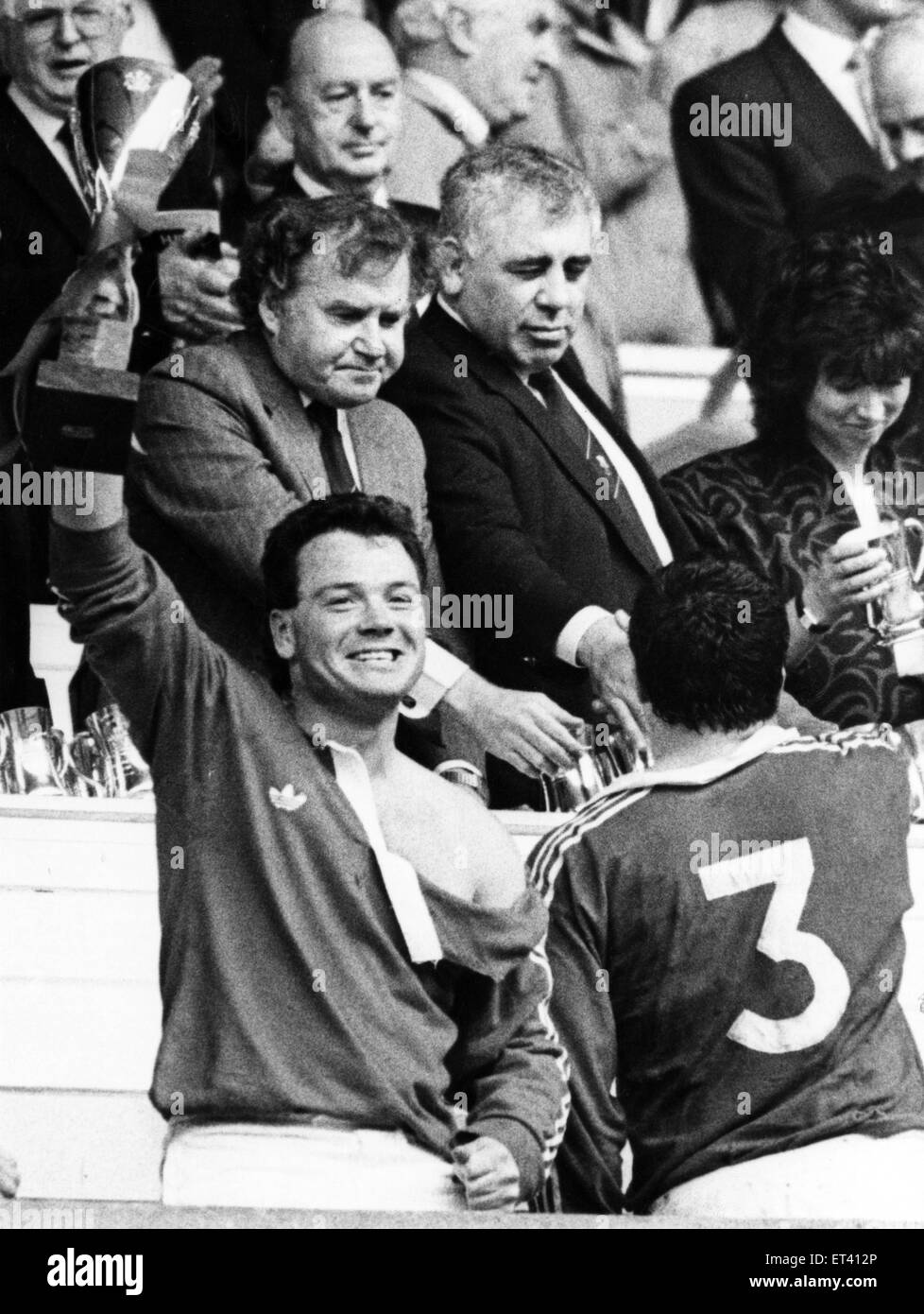 Welsh Rugby Union finale - Llanelli 28 - 13 Neath. Scarlet provare star Ieuan Evans solleva la Schweppes Cup dopo il suo lato beat Neath e il suolo nazionale. Il 7 maggio 1988. Foto Stock