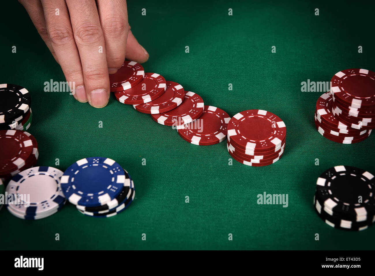 Il concessionario mani red Poker chips, close up Foto Stock