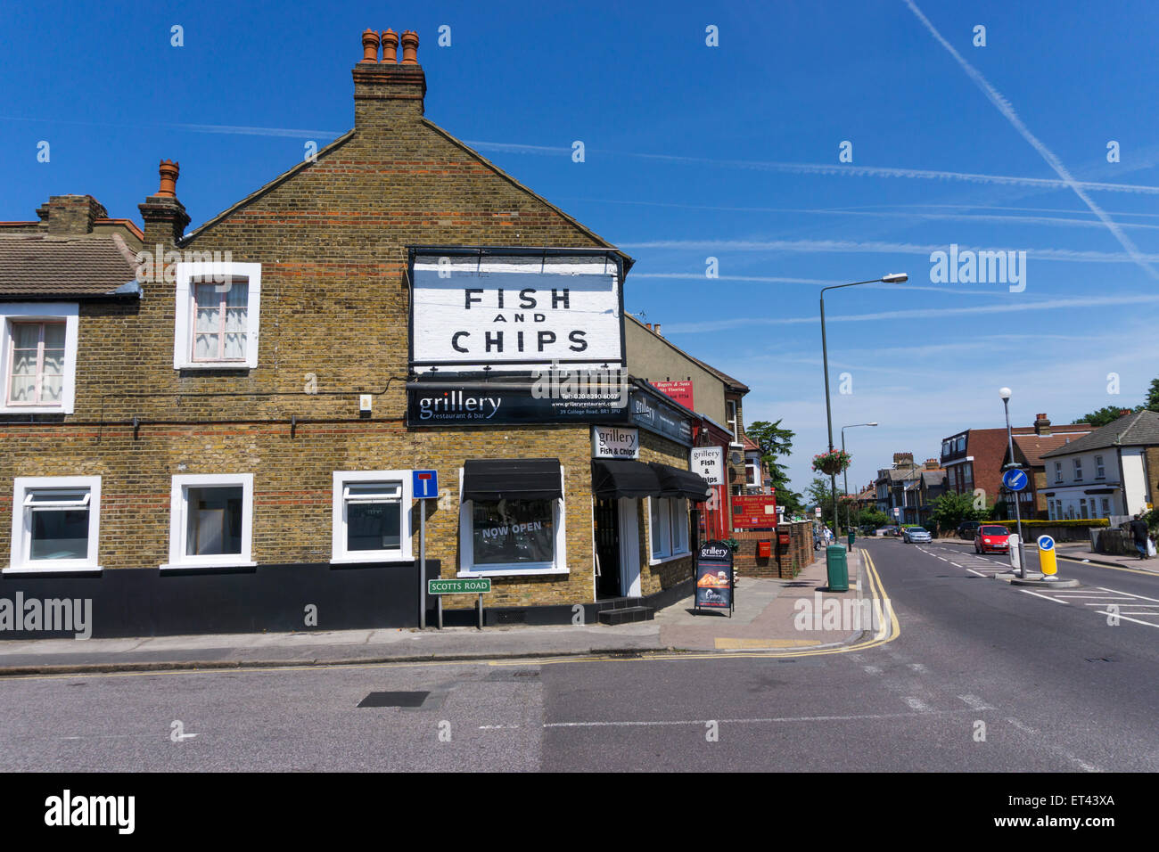 Un pesce e chip shop all'angolo di una strada residenziale nel sud di Londra. Foto Stock
