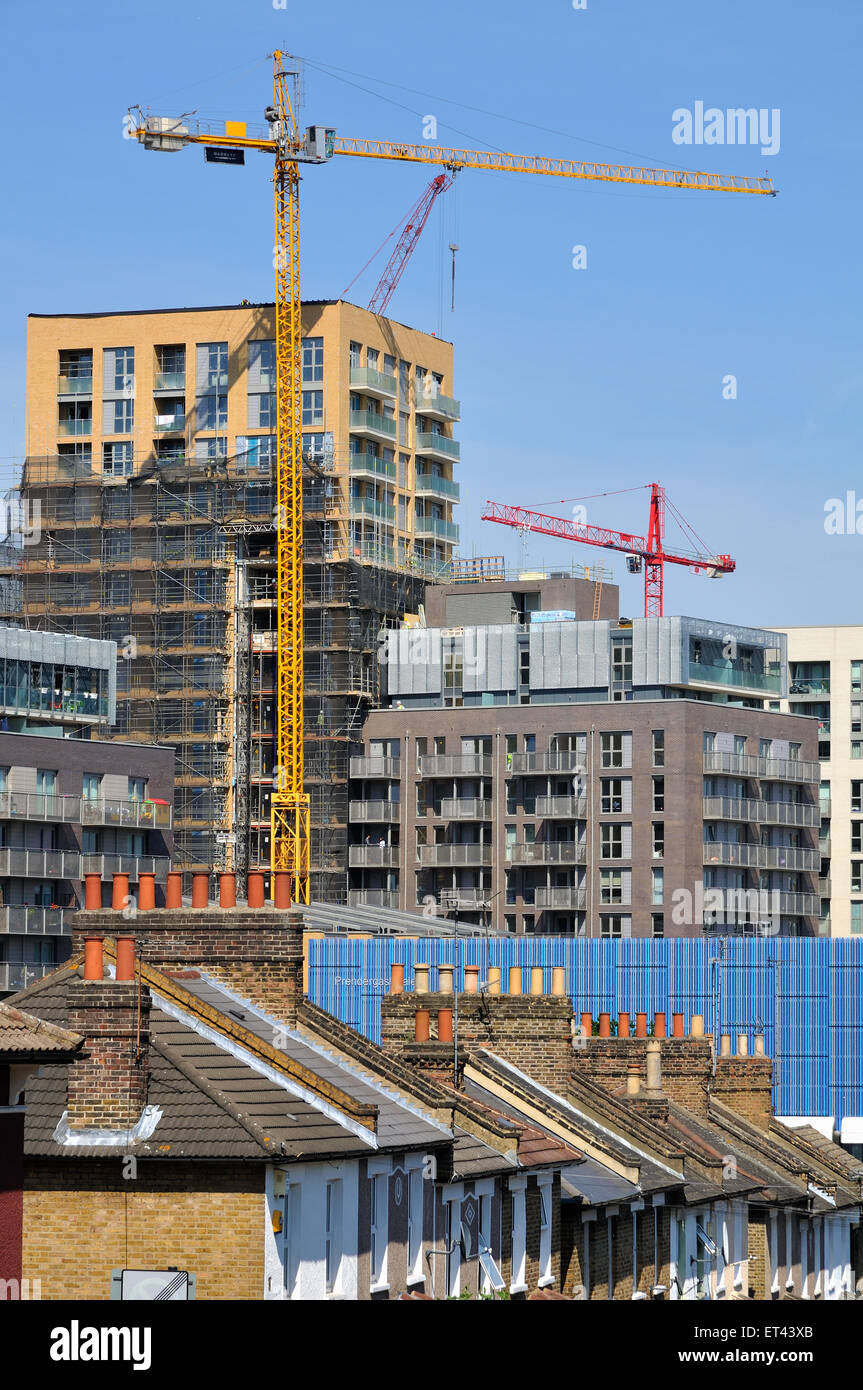 Nuovi appartamenti in costruzione a Lewisham, Londra Sud, dietro la terrazza vittoriana ospita Foto Stock