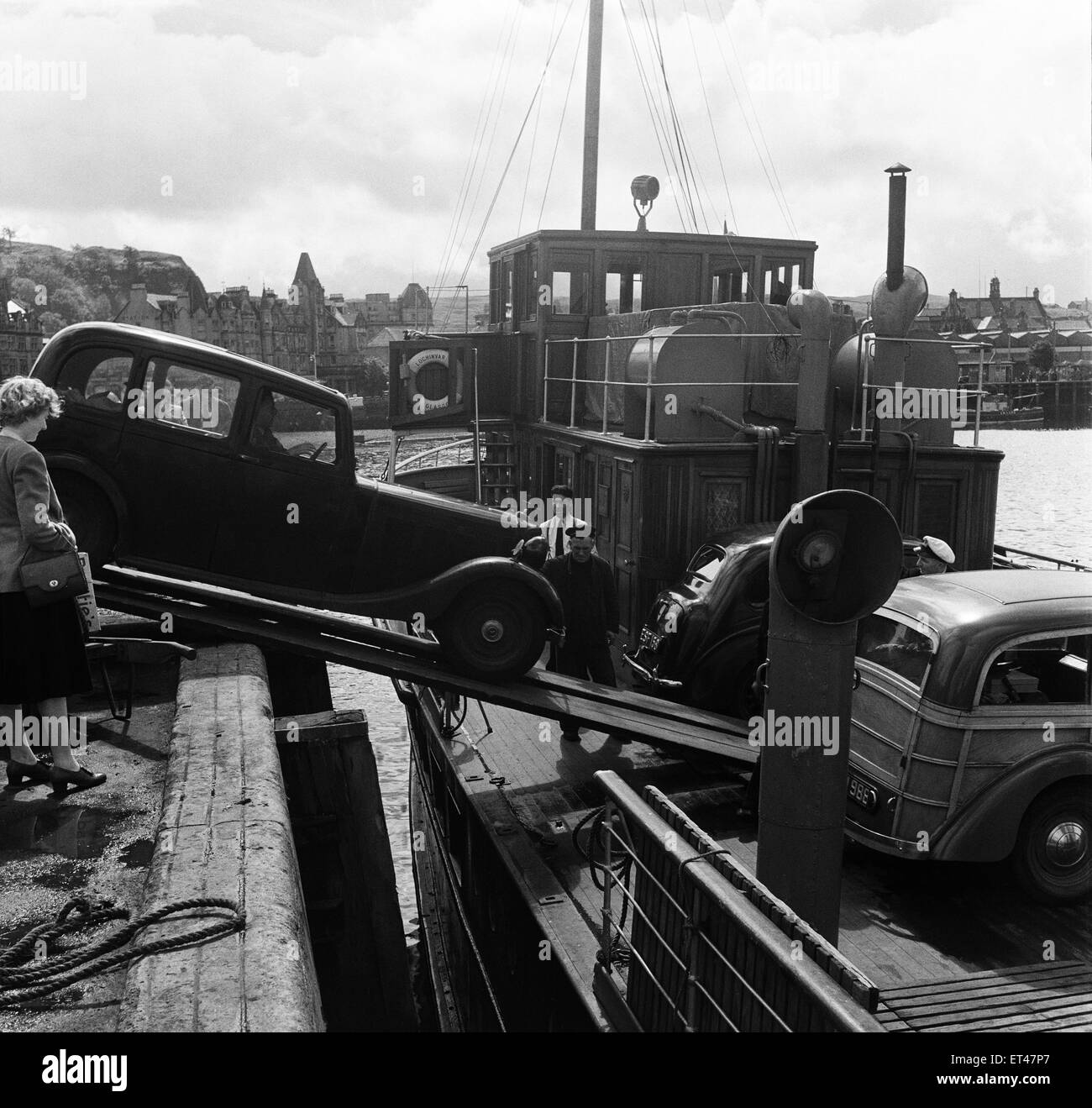 Caricamento di un auto su un sistema per la cottura a vapore di traghetto al molo a Oban. Oban è una località di villeggiatura nell'Argyll and Bute consiglio area della Scozia. Il 23 agosto 1951. Foto Stock