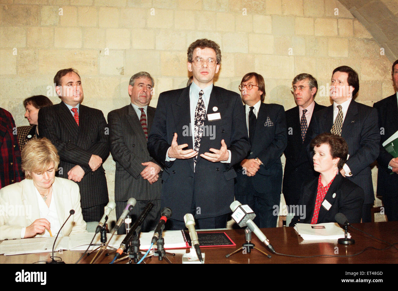 MPs, compresi SNP Alex Salmond, che supportano divieto di armi da fuoco dopo il massacro di Dunblane con team di forze di polizia e i bambini i genitori di un appello a favore di un divieto completo. 12 novembre 1996. Foto Stock