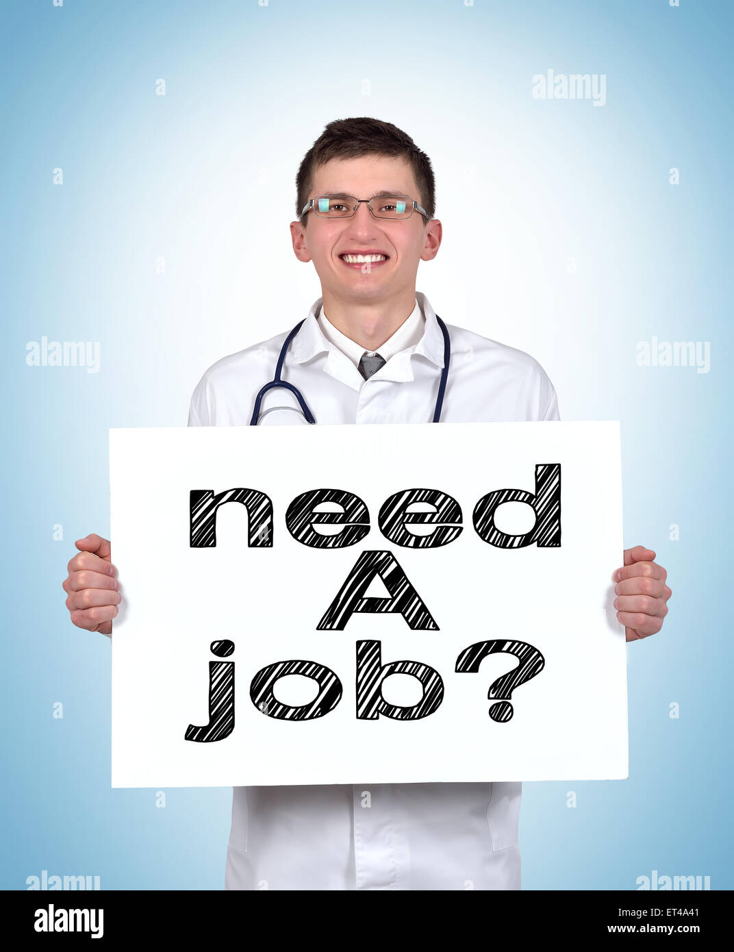 Medico targhetta azienda necessitano di un lavoro su sfondo blu Foto Stock