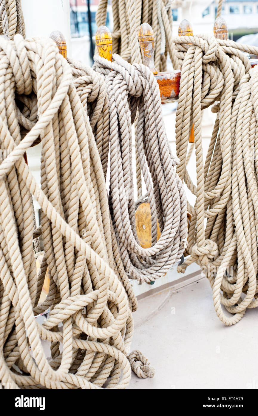 Funi marine e affronta sul tall ship Foto Stock