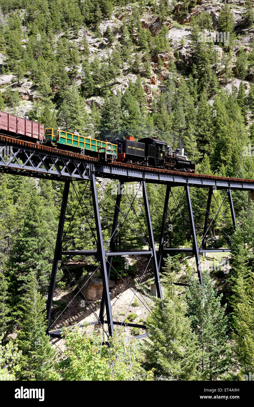 La storica Georgetown Loop Railroad andando oltre il ponte alto, Georgetown, Colorado, STATI UNITI D'AMERICA Foto Stock