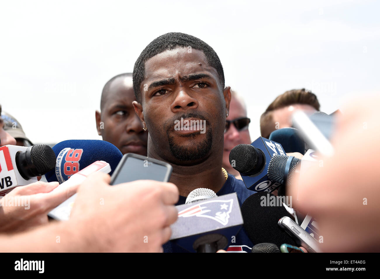 Foxborough, Massachusetts, STATI UNITI D'AMERICA. 11 Giugno, 2015. New England Patriots corner back Malcolm Butler (21) viene intervistato dai media al team organizzato attività svolte sui campi pratica a Gillette Stadium di Foxborough Massachusetts. Eric Canha/CSM/Alamy Live News Foto Stock