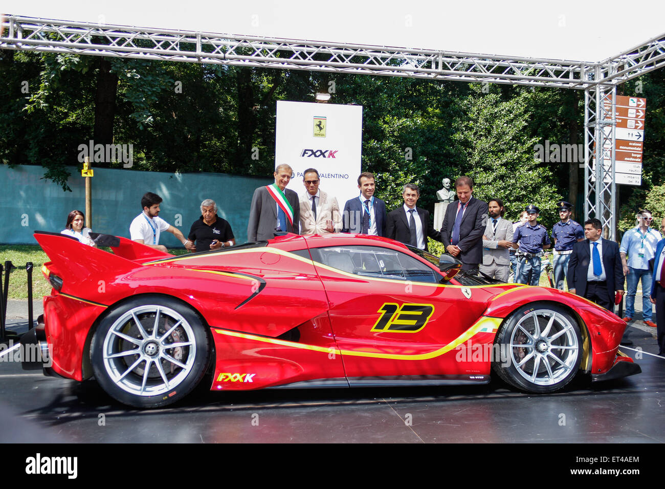 Torino, Italia. 11 Giugno, 2015. Prima edizione per 'Parco Valentino - Hall & Grand Prix'. Presso lo stand Ferrari FXX K il sindaco Piero Fassino, l'imprenditore torinese Andrea Levy e assessore le strade e i trasporti della città di Torino Claudio Lubatti. Credito: Elena Aquila/Pacific premere /Alamy Live News Foto Stock