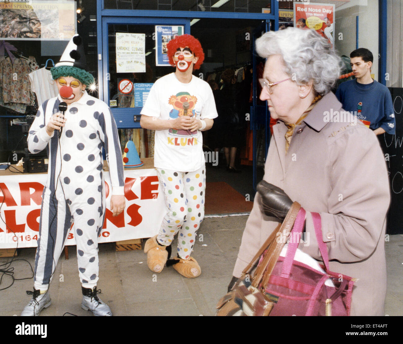 Karaoke clown Peter Watson (a destra) e Stephen Brooks intrattenere shopper in Stockton. Il 15 marzo 1995. Foto Stock