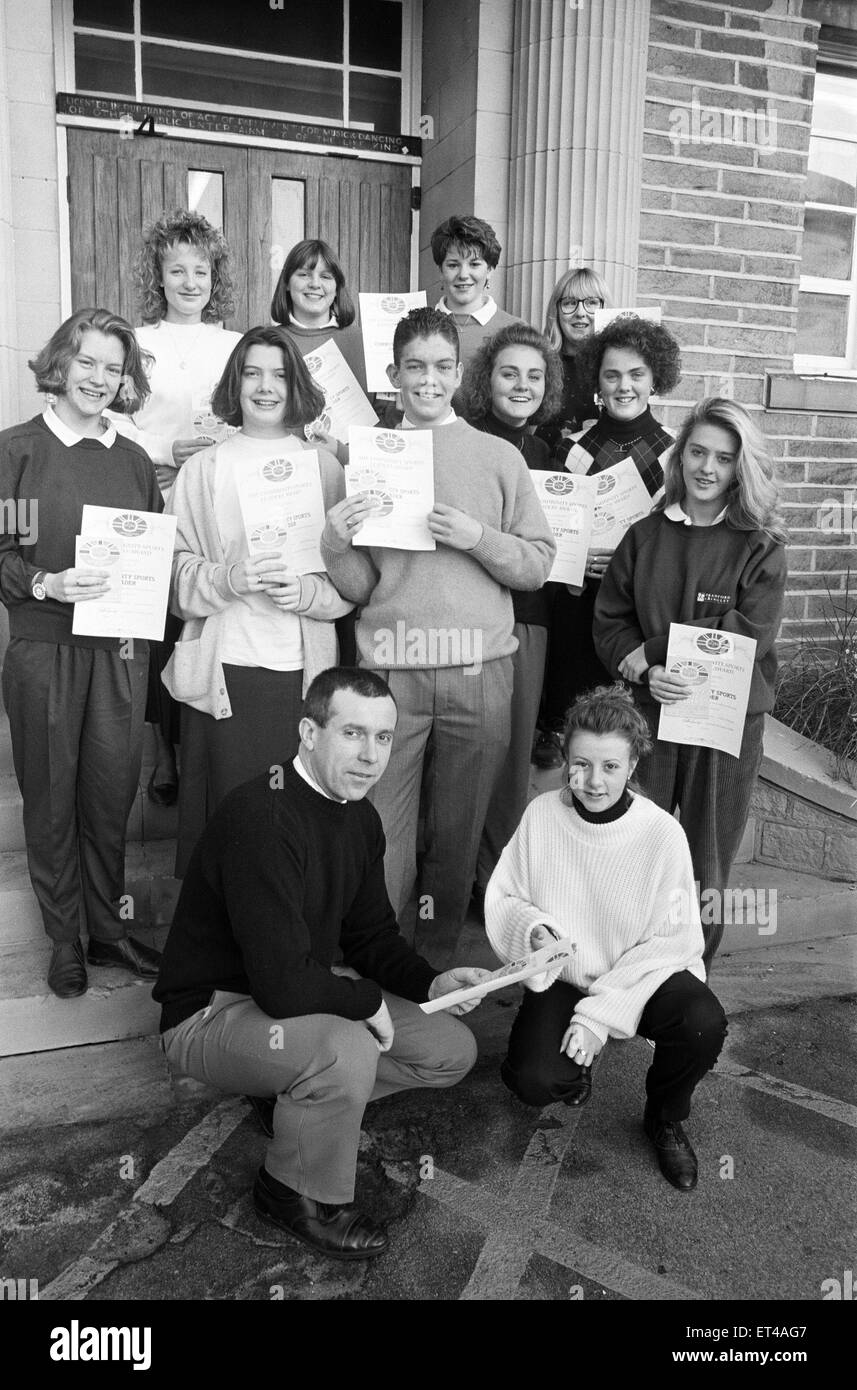 Undici di sesta forma studenti da Mirfield alta hanno ricevuto comunità sport Leadership awards. 14 gennaio 1992. Foto Stock