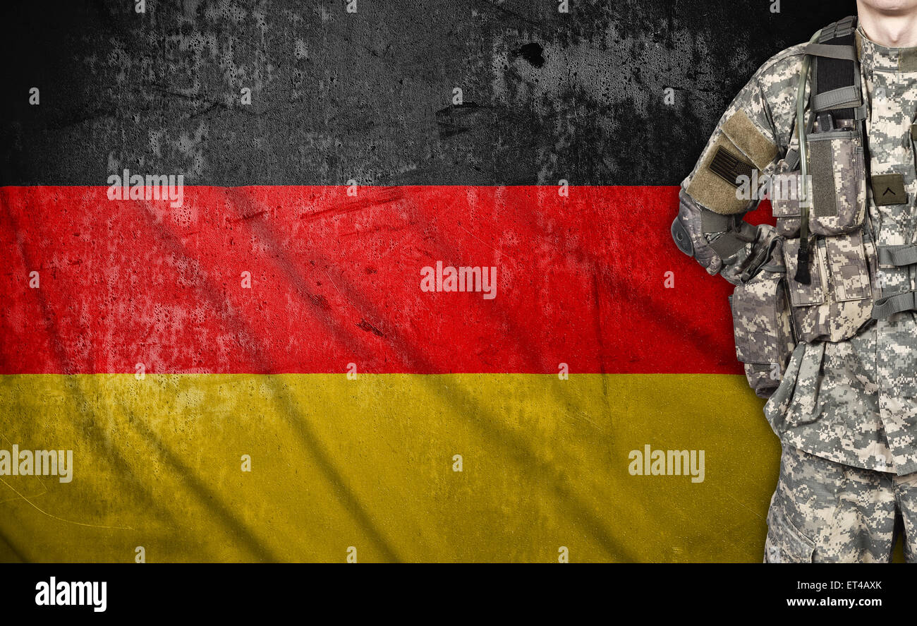 Soldato americano e la bandiera della Germania sullo sfondo Foto Stock