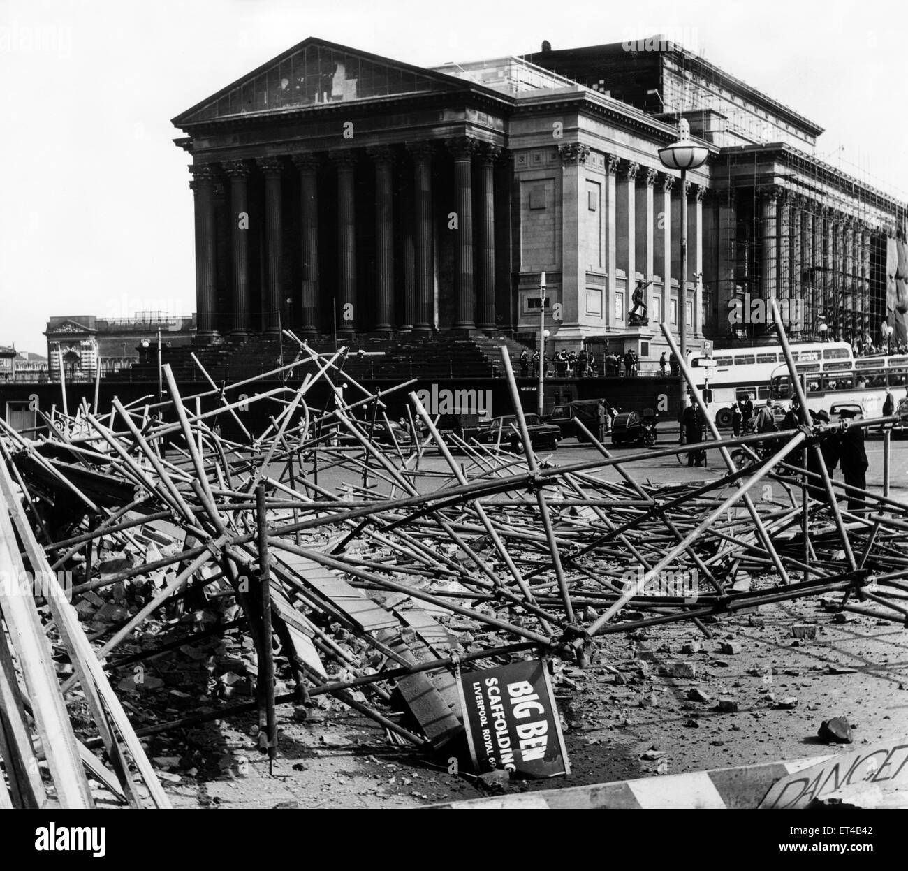 St George's Hall, St George's Place, Lime Street, Liverpool, Merseyside, luglio 1964. La scena in St George's luogo dopo il ponteggio si è schiantato al suolo, portando con sé, tonnellate di macerie. Foto Stock