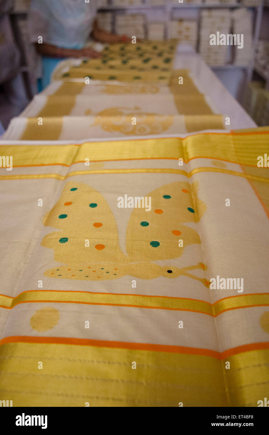 Un pattern a farfalla tessuto in un balaramapurum oro e del cotone saree Foto Stock