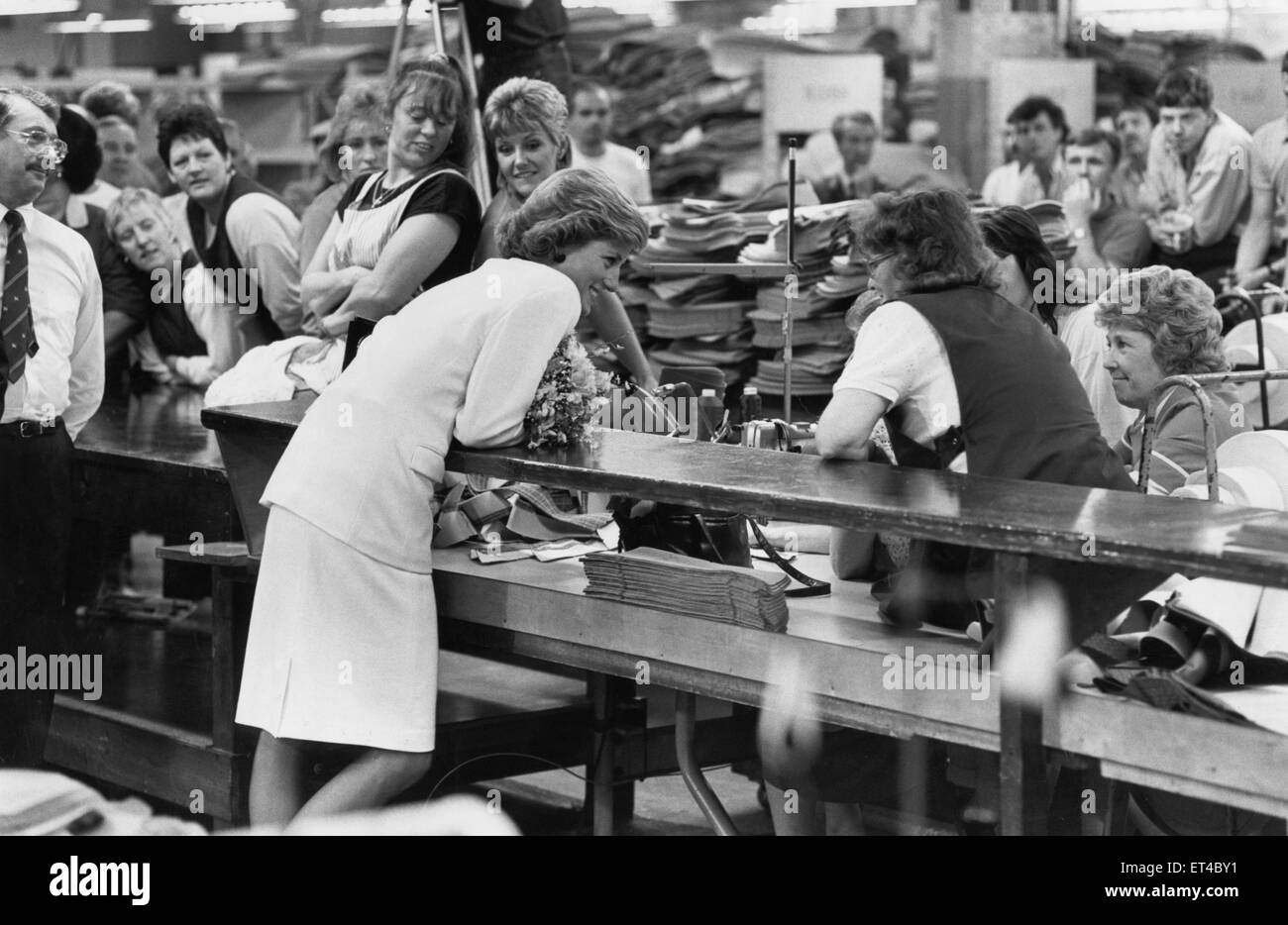 La principessa Diana visto qui in chat con macchinisti Doreen, Dot e Betty nel reparto cucitura a Ford stabilimento di Halewood. HRH Principessa di Galles ha girato il stabilimento di Halewood come parte della fabbrica il venticinquesimo compleanno. 27 Settembre 1988 Foto Stock