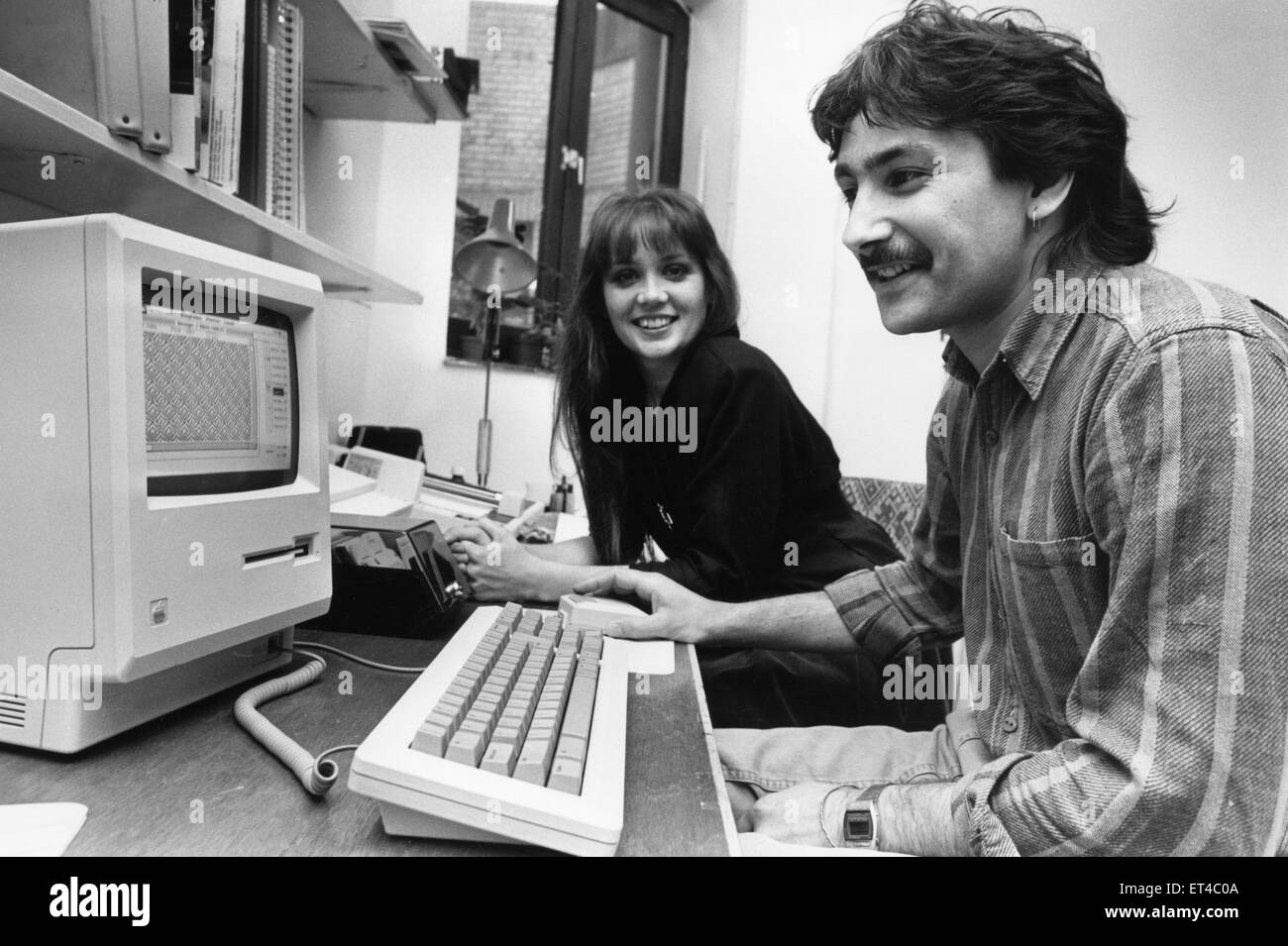 Anni ottanta Computing. Computer designer tessile Yvonne Robertson un d Nairish Nash con il loro computer Apple Mac. 30 Settembre 1987 Foto Stock