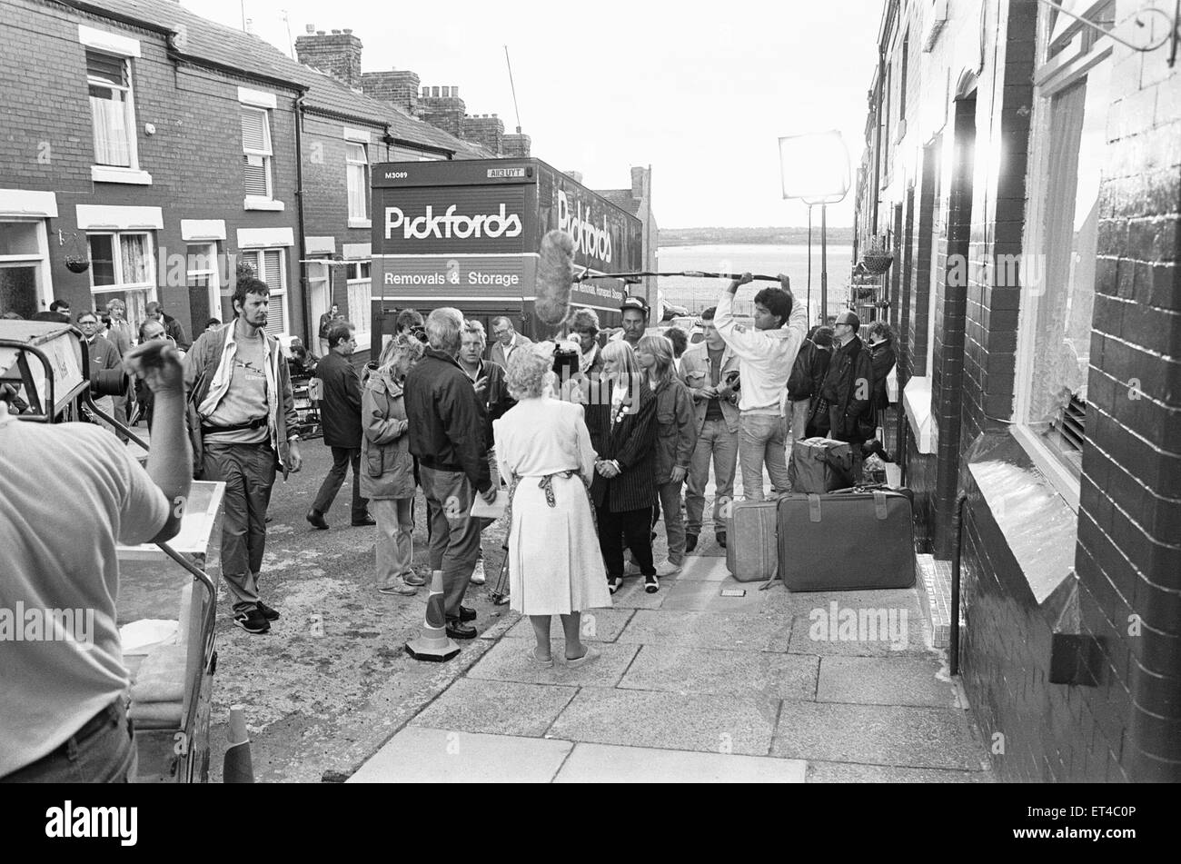 La BBC in Elswick Street, Dingle per filmare la commedia di grande successo " pane " 11 luglio 1987 Foto Stock