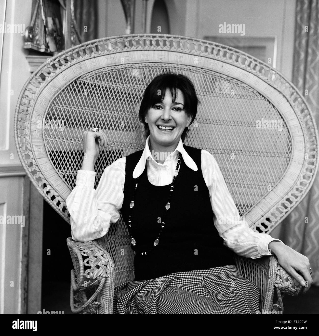 Verity Lambert, il nuovo capo del dramma per la televisione del Tamigi a casa sua. Il 6 maggio 1974. Foto Stock