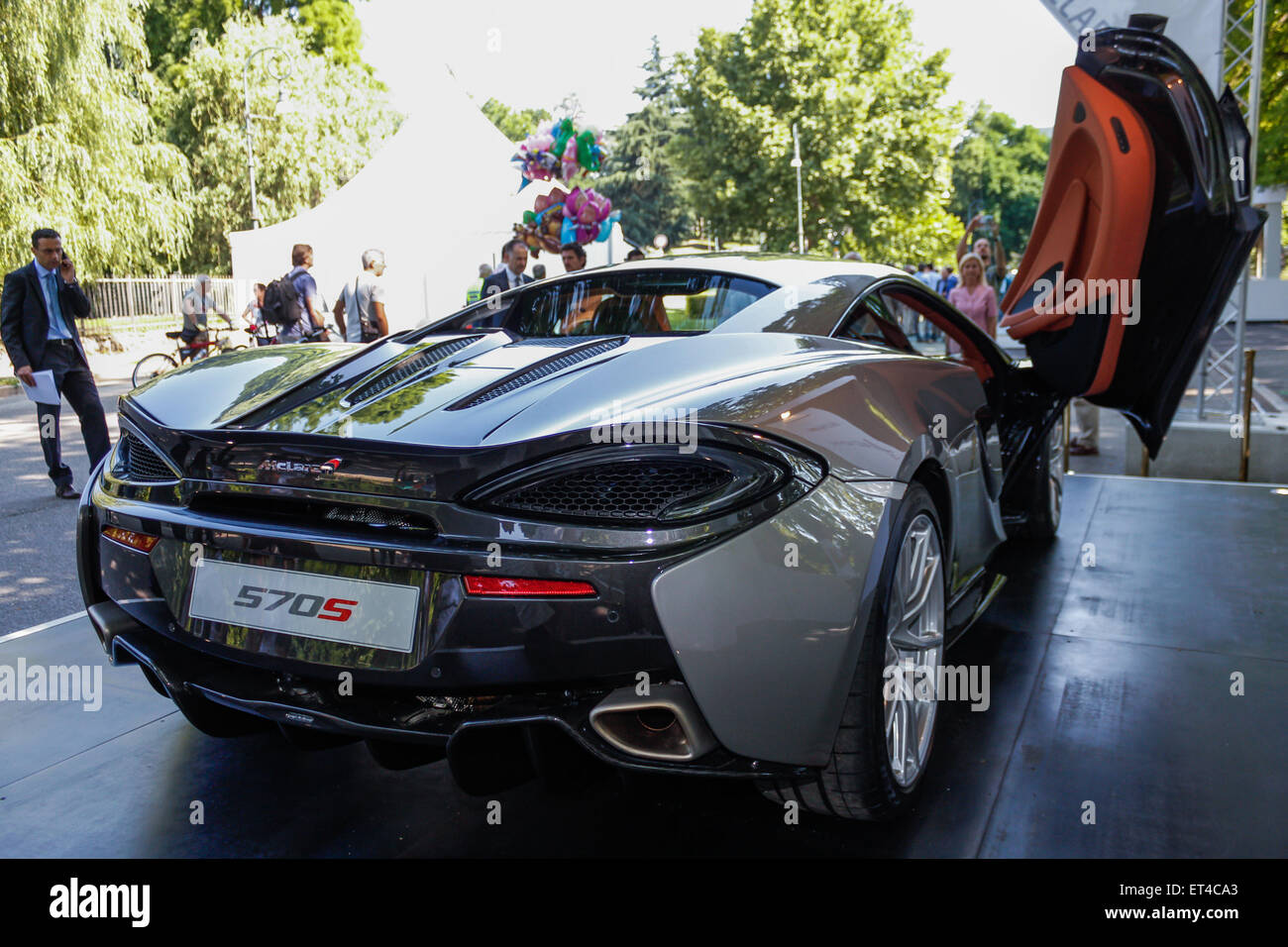 Torino, Italia. 11 Giugno, 2015. Prima edizione per 'Parco Valentino - Hall & Grand Prix' dove l'auto nuovamente la stella lungo l antica via del leggendario Grand Prix Valentino che durò dal 1935 al 1955. Nella foto un Mc Laren 570S. Credito: Elena Aquila/Pacific premere /Alamy Live News Foto Stock