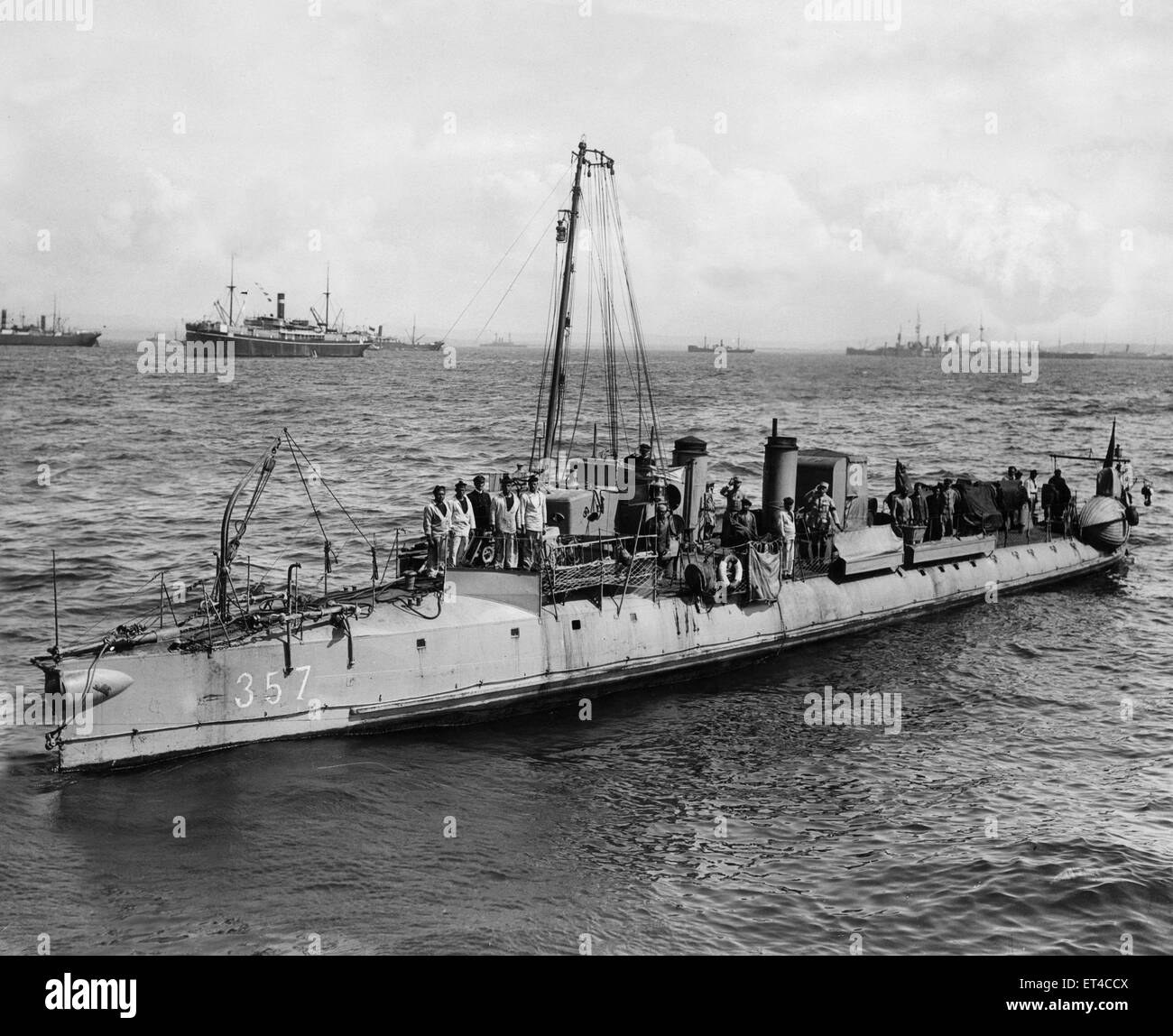 Generale Gourand, Commander-In-capo delle forze francesi in stretto dei Dardanelli, e il generale de Amade, lasciando a bordo di un cacciatorpediniere francese, dopo una visita all'Admiral de Roebeck a bordo della HMS Lord Nelson. Essi sono visti in piedi alla salute durante la playi Foto Stock