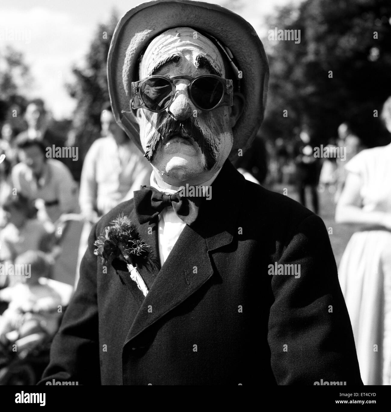 Village Fete in Horsley, nel Gloucestershire. Il vincitore del premio Ben Walker, Teddy boy carattere in una maschera. Questa è stata l'idea gli abitanti di un villaggio di Teddy boy. Il 30 agosto 1954. Foto Stock