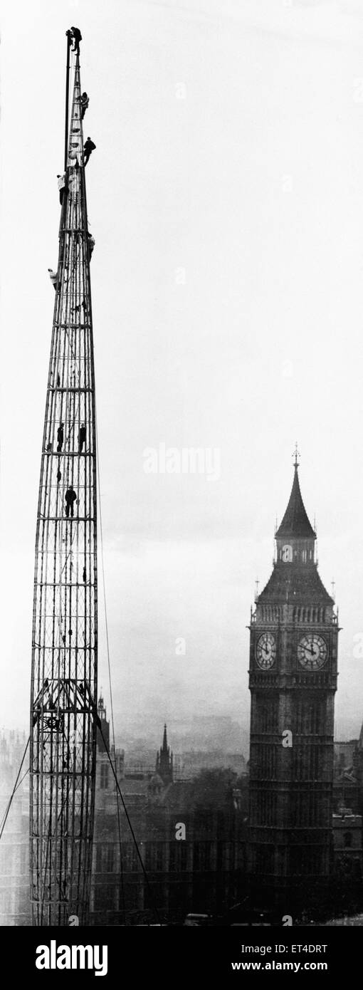 Il Skylon, una funzione verticale del Festival della Gran Bretagna, con Ben Ben in background, Londra. Il 30 marzo 1951. Foto Stock