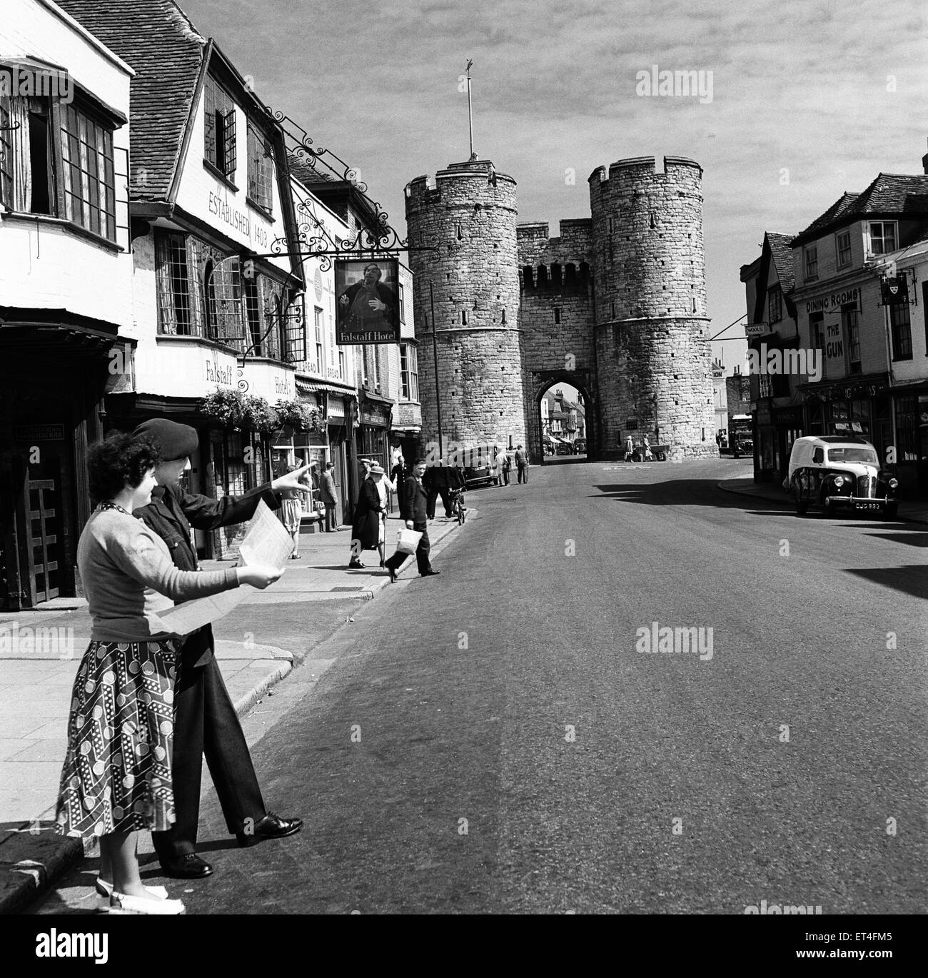 Westgate towers e Falstaff Inn, in Canterbury Kent. 11 ottobre 1952. Foto Stock