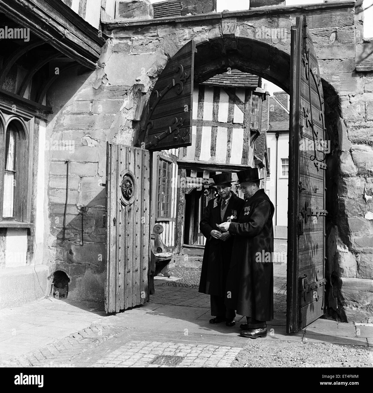 Lord Leycester Hospital, un delizioso e il gruppo storico del XIV secolo edifici con travi in legno, che è una casa di riposo per ex-combattenti in Warwick Warwickshire. Ottobre 1952. Foto Stock